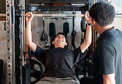 ジムで筋トレイメージ